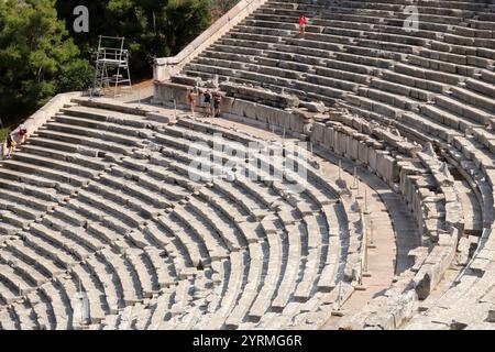 Das antike Theater von Epidaurus ist ein Theater in der griechischen Stadt Epidaurus, das sich am südöstlichen Ende des Heiligtums befindet, das dem antiken griechischen Gott der Medizin, Asklepius, gewidmet ist. Es wurde auf der Westseite des Cynortion Mountain in der Nähe des heutigen Lygouri errichtet. Das im späten 4. Jahrhundert v. Chr. erbaute Theater gilt als das perfekteste antike griechische Theater in Bezug auf Akustik und Ästhetik. Das Theater wurde 1988 zusammen mit dem Tempel des Asklepius in die Liste des UNESCO-Weltkulturerbes aufgenommen Stockfoto