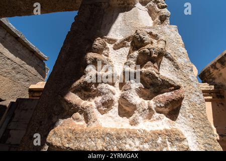 Geschnitzte Figuren auf den Steinmauern von Shravanabelagola, in Sonnenlicht getaucht. Stockfoto