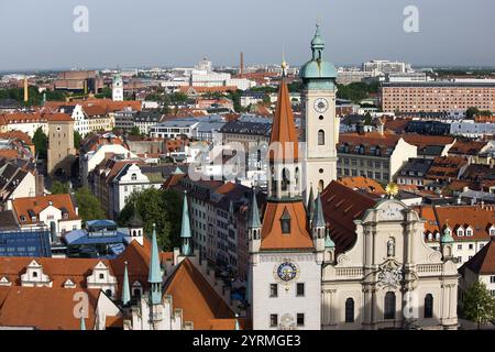 Blick vom Neuen Rathausturm, Altem Rathaus und Heiliggeistkirche, München, Bayern, Deutschland Stockfoto