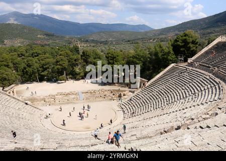 Das antike Theater von Epidaurus ist ein Theater in der griechischen Stadt Epidaurus, das sich am südöstlichen Ende des Heiligtums befindet, das dem antiken griechischen Gott der Medizin, Asklepius, gewidmet ist. Es wurde auf der Westseite des Cynortion Mountain in der Nähe des heutigen Lygouri errichtet. Das im späten 4. Jahrhundert v. Chr. erbaute Theater gilt als das perfekteste antike griechische Theater in Bezug auf Akustik und Ästhetik. Das Theater wurde 1988 zusammen mit dem Tempel des Asklepius in die Liste des UNESCO-Weltkulturerbes aufgenommen Stockfoto