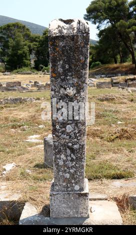 Epidaurus wurde 1988 in die Liste des UNESCO-Weltkulturerbes aufgenommen. Epidaurus war unabhängig von Argos und wurde bis zur Zeit der Römer nicht in Argolis aufgenommen. Mit seinem Nebengebiet bildete sie das kleine Gebiet Epidauria. Es wurde angeblich von dem Helden Epidaurus gegründet oder nach ihm benannt und war der Geburtsort von Apollos Sohn Asclepius, dem Heiler. Epidaurus ist vor allem für sein Heiligtum (Asklepion) und das Heiligtum des Asklepius bekannt. 5. Jahrhundert v. Chr Stockfoto