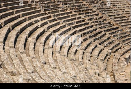 Das antike Theater von Epidaurus ist ein Theater in der griechischen Stadt Epidaurus, das sich am südöstlichen Ende des Heiligtums befindet, das dem antiken griechischen Gott der Medizin, Asklepius, gewidmet ist. Es wurde auf der Westseite des Cynortion Mountain in der Nähe des heutigen Lygouri errichtet. Das im späten 4. Jahrhundert v. Chr. erbaute Theater gilt als das perfekteste antike griechische Theater in Bezug auf Akustik und Ästhetik. Das Theater wurde 1988 zusammen mit dem Tempel des Asklepius in die Liste des UNESCO-Weltkulturerbes aufgenommen Stockfoto