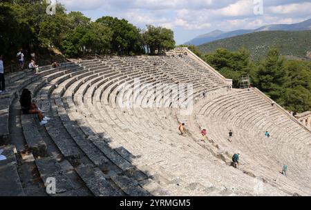 Das antike Theater von Epidaurus ist ein Theater in der griechischen Stadt Epidaurus, das sich am südöstlichen Ende des Heiligtums befindet, das dem antiken griechischen Gott der Medizin, Asklepius, gewidmet ist. Es wurde auf der Westseite des Cynortion Mountain in der Nähe des heutigen Lygouri errichtet. Das im späten 4. Jahrhundert v. Chr. erbaute Theater gilt als das perfekteste antike griechische Theater in Bezug auf Akustik und Ästhetik. Das Theater wurde 1988 zusammen mit dem Tempel des Asklepius in die Liste des UNESCO-Weltkulturerbes aufgenommen Stockfoto