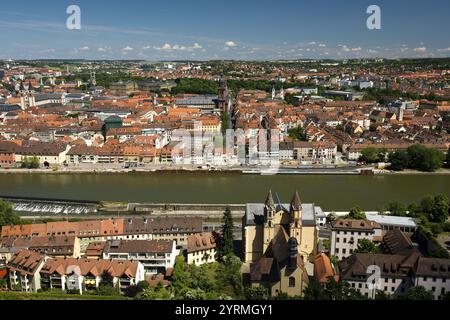 Blick von der Festung Marienberg mit der St. Burkard Kirche, Würzburg, Bayern, Deutschland Stockfoto