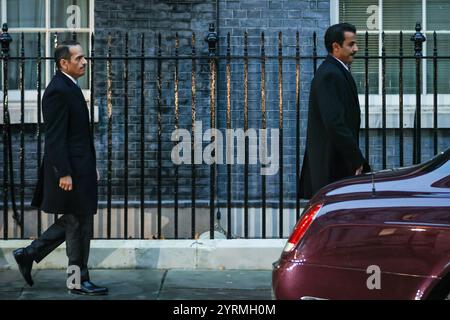 London, Großbritannien. Dezember 2024. Der Emir (vorne) geht mit dem katarischen Premierminister (hinten) zum Auto. Sir Keir Starmer, Premierminister des Vereinigten Königreichs, begrüßt Scheich Tamim bin Hamad Al Thani, den Emir von Katar, in der Downing Street in London. Der Emir ist diese Woche auf einem dreitägigen Staatsbesuch in Großbritannien. Quelle: Imageplotter/Alamy Live News Stockfoto