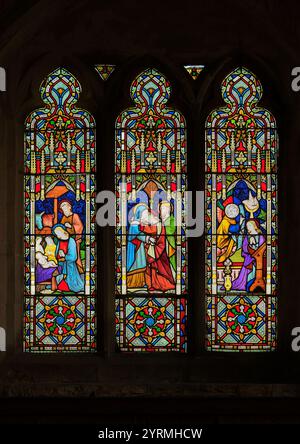 Die Verkündigung, die Besichtigung und die Krippe, ein Fenster in der sächsischen und normannischen christlichen Kirche im Dorf Geddington, England. Stockfoto