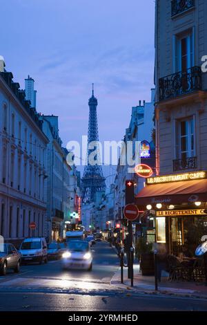 Eiffelturm von der Rue Sainte-Dominique am Abend gesehen, Paris, Frankreich Stockfoto