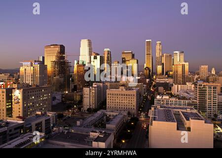 Luftaufnahme der Innenstadt von der West 11th Street in der Abenddämmerung, Los Angeles, Kalifornien, USA Stockfoto