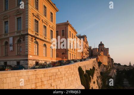 Italien, Sardinien, Cagliari, Il Castello Altstadt, Stadtmauer und Kathedrale von Santa Maria aus Bastione San Remy, dawn Stockfoto