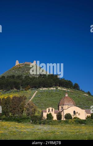 Italien, Sardinien, La Marmilla Region, Las Plassas, Castello di Marmilla Festung und Kirche Chiesa di Maria Maddalena Stockfoto