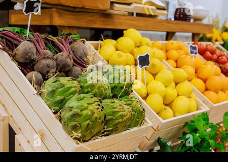 Lebendige Auswahl an frischen Produkten, darunter Rüben, Zitronen, Artischocken, die auf dem lebhaften Bauernmarkt präsentiert werden. Stockfoto