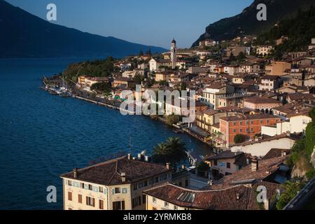 Italien, Lombardei, Gardasee, Limone Sul Garda, Blick auf die Antenne Stadt, morgen Seenplatte Stockfoto