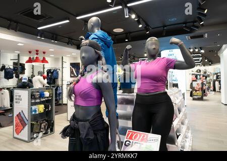 KUALA LUMPUR, MALAYSIA – 01. DEZEMBER 2023: Gekleidete Schaufensterpuppen im Under Armour Store. Under Armour ist eine globale Marke, die sich auf Perfor spezialisiert hat Stockfoto