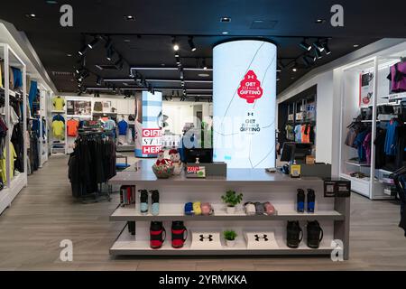 KUALA LUMPUR, MALAYSIA - 01. DEZEMBER 2023: Im Under Armour Store im Einkaufszentrum Suria KLCC. Under Armour ist eine globale Marke, die sich auf Perf spezialisiert hat Stockfoto