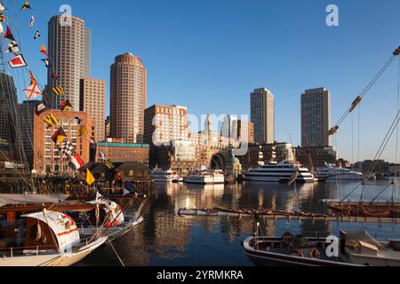 USA, Massachusetts, Boston, Sail Boston große Schiffe Festival, Rowes Wharf von Großseglern, morgen Stockfoto