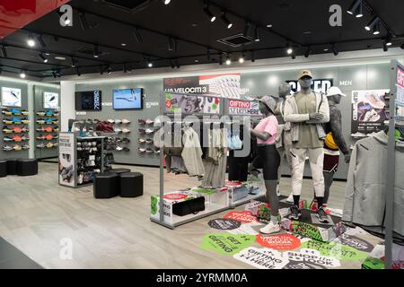 KUALA LUMPUR, MALAYSIA - 01. DEZEMBER 2023: Waren im Under Armour Store in Suria KLCC ausgestellt. Under Armour ist eine globale Marke, die sich auf Perfo spezialisiert hat Stockfoto