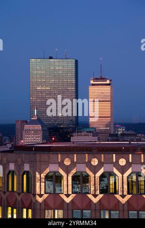 USA, Massachusetts, Boston, Back Bay, John Hancock und Prudential Bauten aus 75 State Street, erhöhte Ansicht, Morgendämmerung Stockfoto