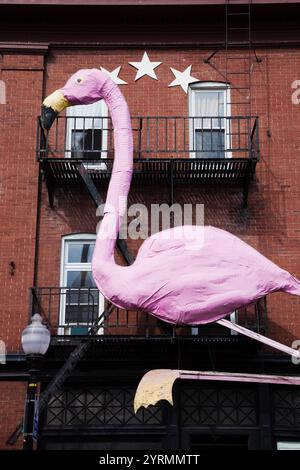 USA, Maryland, North Baltimore, Hampden, Künstlerviertel, das die lokale Hon-Kultur ehrt, großer rosafarbener Flamingo auf der Avenue, 36th Street Stockfoto