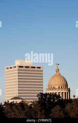 USA, Mississippi, Jackson, Mississippi State Capitol, erhöhte Ansicht mit State Office building Stockfoto