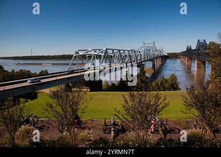 I-20-Highway und US-80 Brücken über den Mississippi River mit dem Fluss Lastkahn Verkehr, Vicksburg, Mississippi, USA Stockfoto