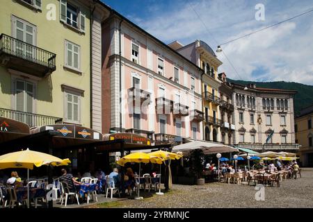 Schweiz, Ticino, Lago Maggiore, Locarno, Gebäude auf der Piazza Grande Stockfoto