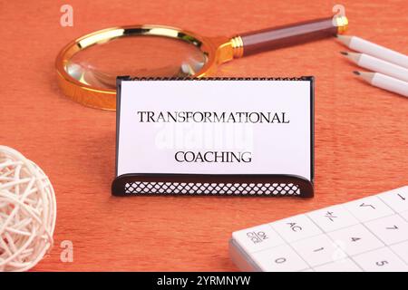 Geschäfts-, Formations- oder Transformationskonzept. Kopierbereich. TRANSFORMIERENDES COACHING auf einer weißen Visitenkarte. Stockfoto