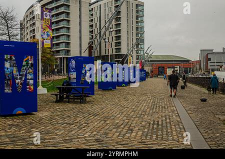 Belfast County Antrim N. Ireland 08. November 2024 - Informationsschilder auf dem Titanic Walkway mit der AUFSCHRIFT „MARITIME“ Stockfoto