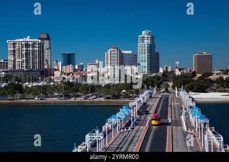 USA, Florida, St. Petersburg, Skyline vom Pier Stockfoto