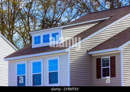 Gut gestaltetes zweistöckiges Haus mit mehreren Fenstern außen mit abgeschrägtem Dach, American Town verstärkt seine Wohngegend Stockfoto