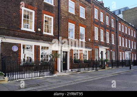 London, Großbritannien - 18. September 2024: Georgianische Stadthäuser aus dem 18. Jahrhundert an der Cowley Street in Westminster, mit einer blauen Gedenktafel zum englischen Erbe Stockfoto