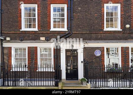 London, Großbritannien - 18. September 2024: Georgianische Stadthäuser aus dem 18. Jahrhundert an der Cowley Street in Westminster, mit einer blauen Gedenktafel zum englischen Erbe Stockfoto