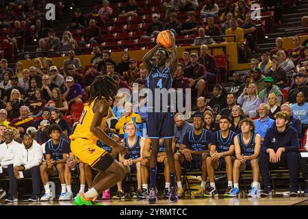 San Diego Toreros Stürmer David Simon (4) schießt in der zweiten Hälfte des NCAA Basketballspiels gegen die Arizona State Sun Devils i einen drei Pointer Stockfoto