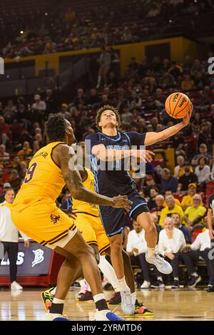 San Diego Toreros Garant Deven Dahlke (11) fährt in der zweiten Hälfte des NCAA Basketballspiels gegen die Arizona State Sun Devils in Richtung Korb Stockfoto