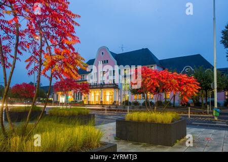 10-25-2015 Leverkusen Germnany Awe View früh am Morgen auf Gebäude der chemischen Industrie in Leverkusen mit aw Gardening neben ihnen awe gar Stockfoto