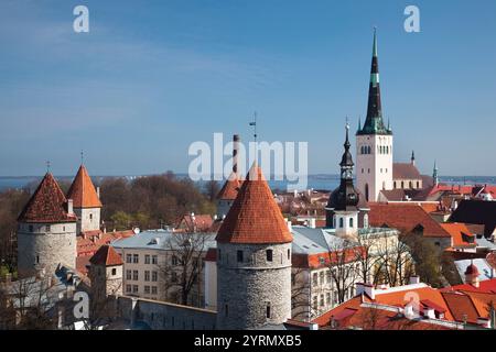 Estland, Tallinn, Altstadt, erhöhter Blick mit St. Olaf's Kirche von Toompea Stockfoto