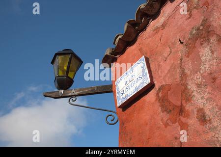 Calle de los Suspiros, Gebäudedetails am Morgen, Colonia del Sacramento, Uruguay Stockfoto