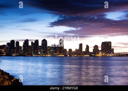 Blick auf die Stadt mit dem USS Midway Flugzeugträger von Harbor Island at Dawn, San Diego, Kalifornien, USA Stockfoto