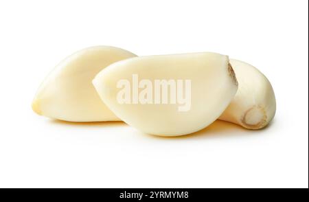 Die Seitenansicht von drei geschälten Knoblauchzehen im Stapel ist auf weißem Hintergrund mit Schnittpfad isoliert. Stockfoto