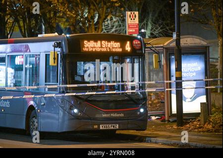 Warwick Road, Birmingham, 4. Dezember 2024. Ein Bus der Linie 4 wurde von der West Midlands Police in der Sparkhill Gegend von Birmingham abgesperrt, nachdem ein 17-jähriger Junge und ein 32-jähriger Mann an Bord erstochen wurden. Erste Hilfe war auch in der Bushaltestelle zu sehen. Die Cordon führt von der Colebrook Road zur meist befahrenen Warwick Road. WEST MIDS POLIZEIERKLÄRUNG: „Wir ermitteln, nachdem ein Mann und ein Teenager heute Nachmittag (4. Dezember) in einem Bus in Birmingham erstochen wurden. Wir wurden um 14:45 Uhr zur Colebrook Road in Sparkhill gerufen. „Es wurden Ein Mann im Alter von 32 Jahren und ein 17-jähriger Junge entführt Stockfoto