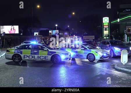 Warwick Road, Birmingham, 4. Dezember 2024. Ein Bus der Linie 4 wurde von der West Midlands Police in der Sparkhill Gegend von Birmingham abgesperrt, nachdem ein 17-jähriger Junge und ein 32-jähriger Mann an Bord erstochen wurden. Erste Hilfe war auch in der Bushaltestelle zu sehen. Die Cordon führt von der Colebrook Road zur meist befahrenen Warwick Road. WEST MIDS POLIZEIERKLÄRUNG: „Wir ermitteln, nachdem ein Mann und ein Teenager heute Nachmittag (4. Dezember) in einem Bus in Birmingham erstochen wurden. Wir wurden um 14:45 Uhr zur Colebrook Road in Sparkhill gerufen. „Es wurden Ein Mann im Alter von 32 Jahren und ein 17-jähriger Junge entführt Stockfoto