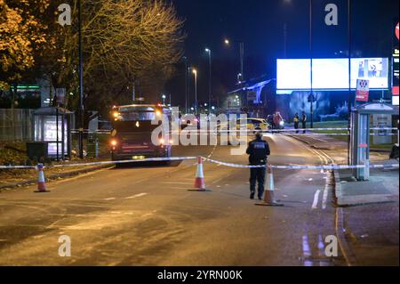 Warwick Road, Birmingham, 4. Dezember 2024. Ein Bus der Linie 4 wurde von der West Midlands Police in der Sparkhill Gegend von Birmingham abgesperrt, nachdem ein 17-jähriger Junge und ein 32-jähriger Mann an Bord erstochen wurden. Erste Hilfe war auch in der Bushaltestelle zu sehen. Die Cordon führt von der Colebrook Road zur meist befahrenen Warwick Road. WEST MIDS POLIZEIERKLÄRUNG: „Wir ermitteln, nachdem ein Mann und ein Teenager heute Nachmittag (4. Dezember) in einem Bus in Birmingham erstochen wurden. Wir wurden um 14:45 Uhr zur Colebrook Road in Sparkhill gerufen. „Es wurden Ein Mann im Alter von 32 Jahren und ein 17-jähriger Junge entführt Stockfoto