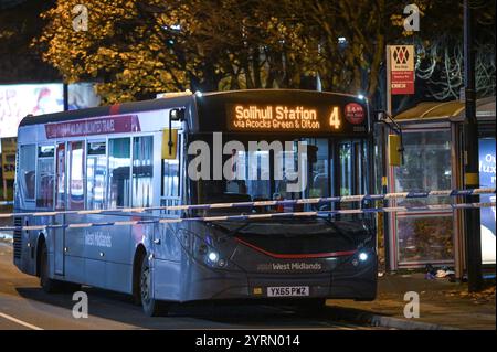 Warwick Road, Birmingham, 4. Dezember 2024. Ein Bus der Linie 4 wurde von der West Midlands Police in der Sparkhill Gegend von Birmingham abgesperrt, nachdem ein 17-jähriger Junge und ein 32-jähriger Mann an Bord erstochen wurden. Erste Hilfe war auch in der Bushaltestelle zu sehen. Die Cordon führt von der Colebrook Road zur meist befahrenen Warwick Road. WEST MIDS POLIZEIERKLÄRUNG: „Wir ermitteln, nachdem ein Mann und ein Teenager heute Nachmittag (4. Dezember) in einem Bus in Birmingham erstochen wurden. Wir wurden um 14:45 Uhr zur Colebrook Road in Sparkhill gerufen. „Es wurden Ein Mann im Alter von 32 Jahren und ein 17-jähriger Junge entführt Stockfoto