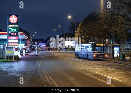 Warwick Road, Birmingham, 4. Dezember 2024. Ein Bus der Linie 4 wurde von der West Midlands Police in der Sparkhill Gegend von Birmingham abgesperrt, nachdem ein 17-jähriger Junge und ein 32-jähriger Mann an Bord erstochen wurden. Erste Hilfe war auch in der Bushaltestelle zu sehen. Die Cordon führt von der Colebrook Road zur meist befahrenen Warwick Road. WEST MIDS POLIZEIERKLÄRUNG: „Wir ermitteln, nachdem ein Mann und ein Teenager heute Nachmittag (4. Dezember) in einem Bus in Birmingham erstochen wurden. Wir wurden um 14:45 Uhr zur Colebrook Road in Sparkhill gerufen. „Es wurden Ein Mann im Alter von 32 Jahren und ein 17-jähriger Junge entführt Stockfoto