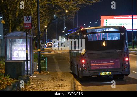 Warwick Road, Birmingham, 4. Dezember 2024. Ein Bus der Linie 4 wurde von der West Midlands Police in der Sparkhill Gegend von Birmingham abgesperrt, nachdem ein 17-jähriger Junge und ein 32-jähriger Mann an Bord erstochen wurden. Erste Hilfe war auch in der Bushaltestelle zu sehen. Die Cordon führt von der Colebrook Road zur meist befahrenen Warwick Road. WEST MIDS POLIZEIERKLÄRUNG: „Wir ermitteln, nachdem ein Mann und ein Teenager heute Nachmittag (4. Dezember) in einem Bus in Birmingham erstochen wurden. Wir wurden um 14:45 Uhr zur Colebrook Road in Sparkhill gerufen. „Es wurden Ein Mann im Alter von 32 Jahren und ein 17-jähriger Junge entführt Stockfoto