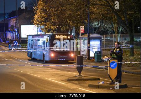 Warwick Road, Birmingham, 4. Dezember 2024. Ein Bus der Linie 4 wurde von der West Midlands Police in der Sparkhill Gegend von Birmingham abgesperrt, nachdem ein 17-jähriger Junge und ein 32-jähriger Mann an Bord erstochen wurden. Erste Hilfe war auch in der Bushaltestelle zu sehen. Die Cordon führt von der Colebrook Road zur meist befahrenen Warwick Road. WEST MIDS POLIZEIERKLÄRUNG: „Wir ermitteln, nachdem ein Mann und ein Teenager heute Nachmittag (4. Dezember) in einem Bus in Birmingham erstochen wurden. Wir wurden um 14:45 Uhr zur Colebrook Road in Sparkhill gerufen. „Es wurden Ein Mann im Alter von 32 Jahren und ein 17-jähriger Junge entführt Stockfoto