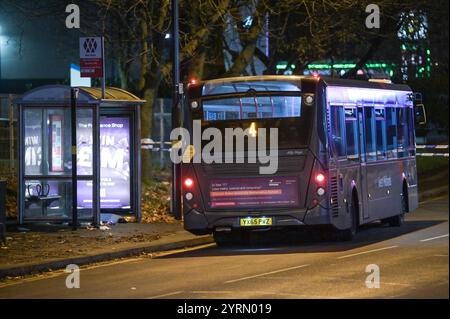 Warwick Road, Birmingham, 4. Dezember 2024. Ein Bus der Linie 4 wurde von der West Midlands Police in der Sparkhill Gegend von Birmingham abgesperrt, nachdem ein 17-jähriger Junge und ein 32-jähriger Mann an Bord erstochen wurden. Erste Hilfe war auch in der Bushaltestelle zu sehen. Die Cordon führt von der Colebrook Road zur meist befahrenen Warwick Road. WEST MIDS POLIZEIERKLÄRUNG: „Wir ermitteln, nachdem ein Mann und ein Teenager heute Nachmittag (4. Dezember) in einem Bus in Birmingham erstochen wurden. Wir wurden um 14:45 Uhr zur Colebrook Road in Sparkhill gerufen. „Es wurden Ein Mann im Alter von 32 Jahren und ein 17-jähriger Junge entführt Stockfoto