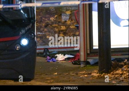 Warwick Road, Birmingham, 4. Dezember 2024. Ein Bus der Linie 4 wurde von der West Midlands Police in der Sparkhill Gegend von Birmingham abgesperrt, nachdem ein 17-jähriger Junge und ein 32-jähriger Mann an Bord erstochen wurden. Erste Hilfe war auch in der Bushaltestelle zu sehen. Die Cordon führt von der Colebrook Road zur meist befahrenen Warwick Road. WEST MIDS POLIZEIERKLÄRUNG: „Wir ermitteln, nachdem ein Mann und ein Teenager heute Nachmittag (4. Dezember) in einem Bus in Birmingham erstochen wurden. Wir wurden um 14:45 Uhr zur Colebrook Road in Sparkhill gerufen. „Es wurden Ein Mann im Alter von 32 Jahren und ein 17-jähriger Junge entführt Stockfoto