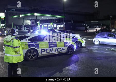 Warwick Road, Birmingham, 4. Dezember 2024. Ein Bus der Linie 4 wurde von der West Midlands Police in der Sparkhill Gegend von Birmingham abgesperrt, nachdem ein 17-jähriger Junge und ein 32-jähriger Mann an Bord erstochen wurden. Erste Hilfe war auch in der Bushaltestelle zu sehen. Die Cordon führt von der Colebrook Road zur meist befahrenen Warwick Road. WEST MIDS POLIZEIERKLÄRUNG: „Wir ermitteln, nachdem ein Mann und ein Teenager heute Nachmittag (4. Dezember) in einem Bus in Birmingham erstochen wurden. Wir wurden um 14:45 Uhr zur Colebrook Road in Sparkhill gerufen. „Es wurden Ein Mann im Alter von 32 Jahren und ein 17-jähriger Junge entführt Stockfoto