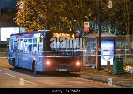 Warwick Road, Birmingham, 4. Dezember 2024. Ein Bus der Linie 4 wurde von der West Midlands Police in der Sparkhill Gegend von Birmingham abgesperrt, nachdem ein 17-jähriger Junge und ein 32-jähriger Mann an Bord erstochen wurden. Erste Hilfe war auch in der Bushaltestelle zu sehen. Die Cordon führt von der Colebrook Road zur meist befahrenen Warwick Road. WEST MIDS POLIZEIERKLÄRUNG: „Wir ermitteln, nachdem ein Mann und ein Teenager heute Nachmittag (4. Dezember) in einem Bus in Birmingham erstochen wurden. Wir wurden um 14:45 Uhr zur Colebrook Road in Sparkhill gerufen. „Es wurden Ein Mann im Alter von 32 Jahren und ein 17-jähriger Junge entführt Stockfoto