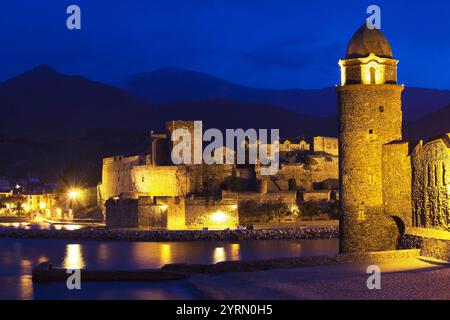 Frankreich, Languedoc-Roussillon, Pyrenäen-Orientales Abteilung, Vermillion Küstenlandschaften, Collioure, Chateau Royal und Eglise Notre Dame des Anges, Abend Stockfoto